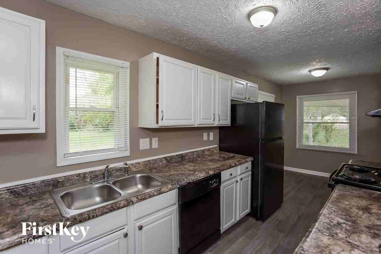 6072 Bettcher Ave - Photo 5 of 15