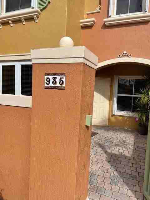 143 Sw Terrace unit: 935 - Photo 2 of 5