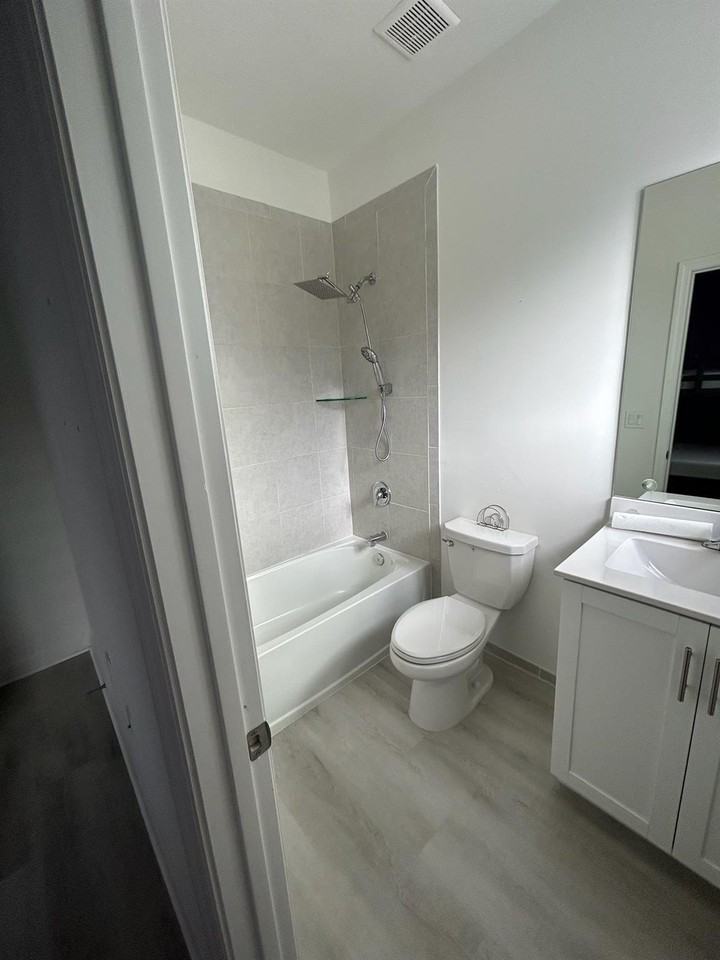 851 Ne 211th St - Photo 4 of 7