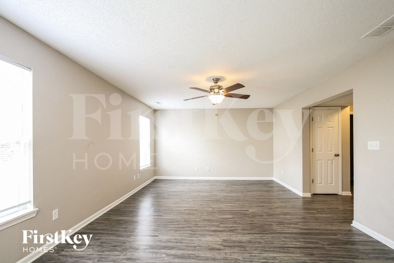 563 Bridgestone Dr - Photo 3 of 15