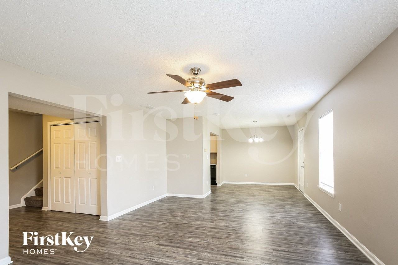 563 Bridgestone Dr - Photo 4 of 15