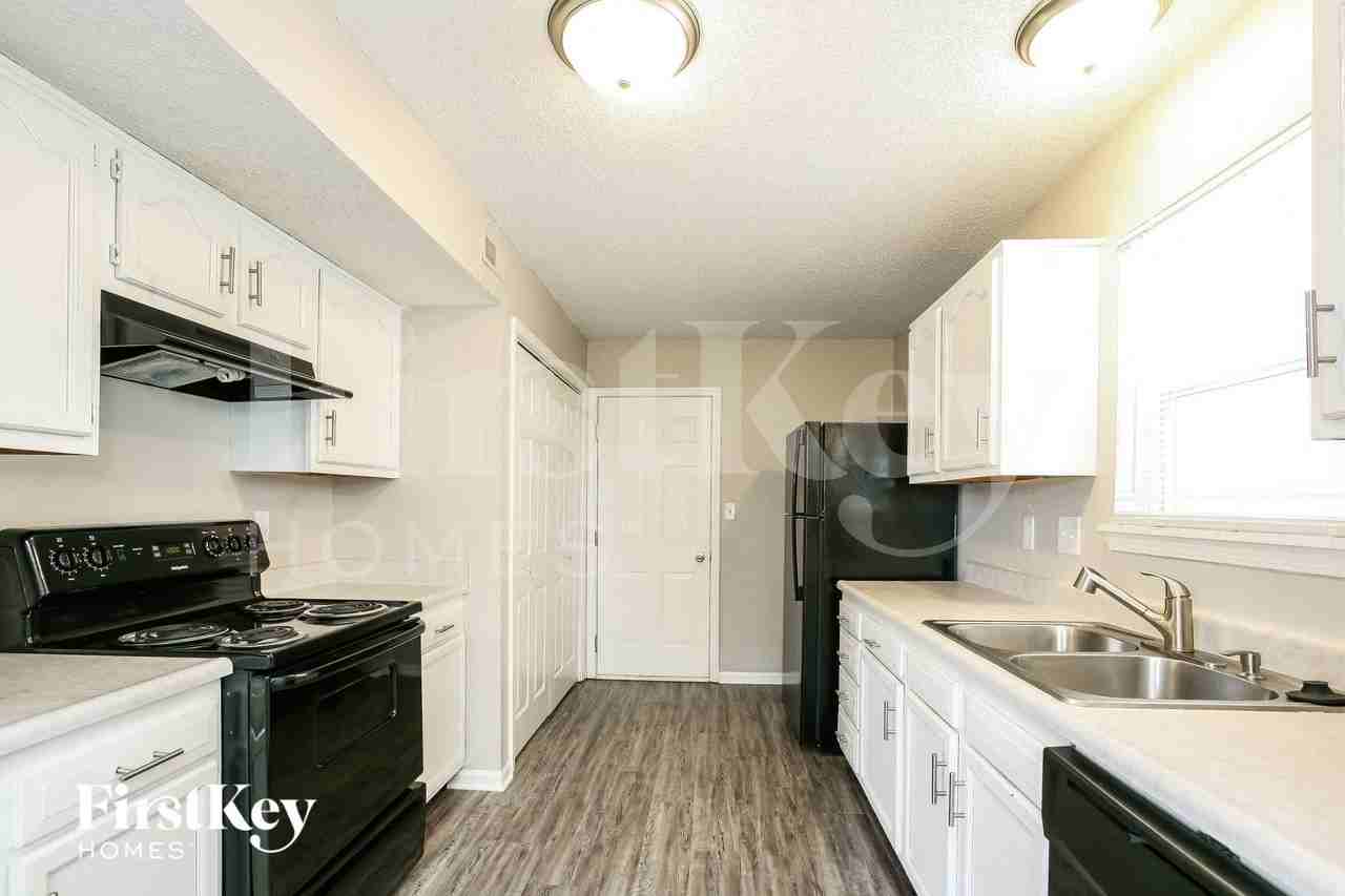 563 Bridgestone Dr - Photo 5 of 15