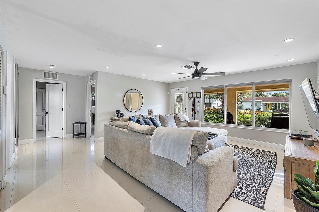 1541 Ne 34th St - Photo 4 of 14