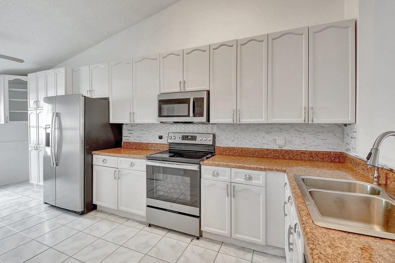 5105 Arbor Glen Cir - Photo 3 of 24