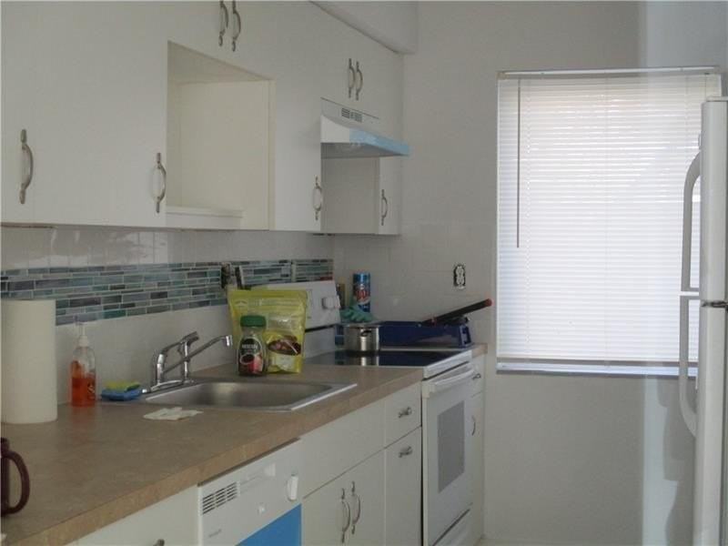 2361 Ne 10th St Apt 5 - Photo 2 of 7