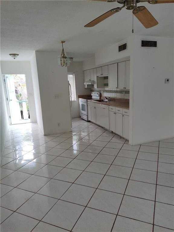 2361 Ne 10th St Apt 5 - Photo 3 of 7