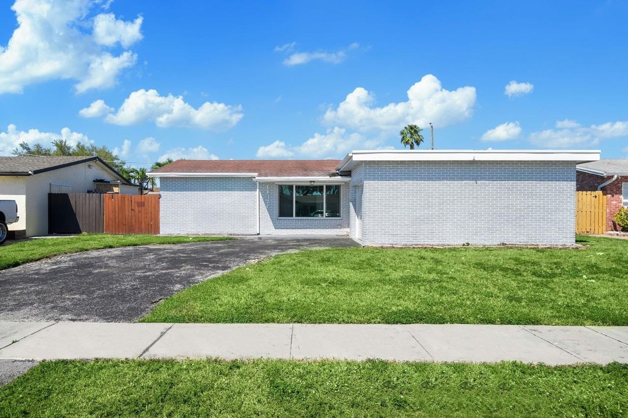 11371 Nw 40th Pl - Photo 2 of 29