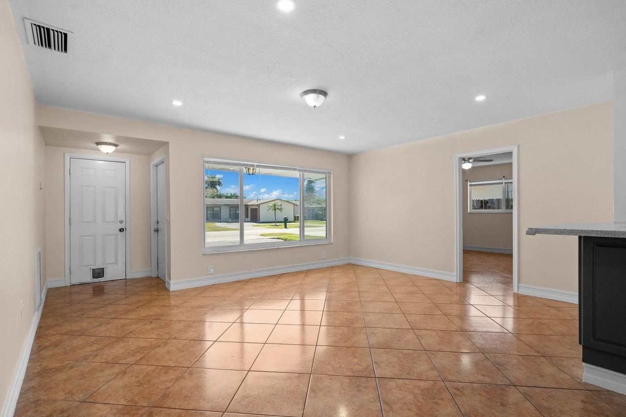 11371 Nw 40th Pl - Photo 4 of 29