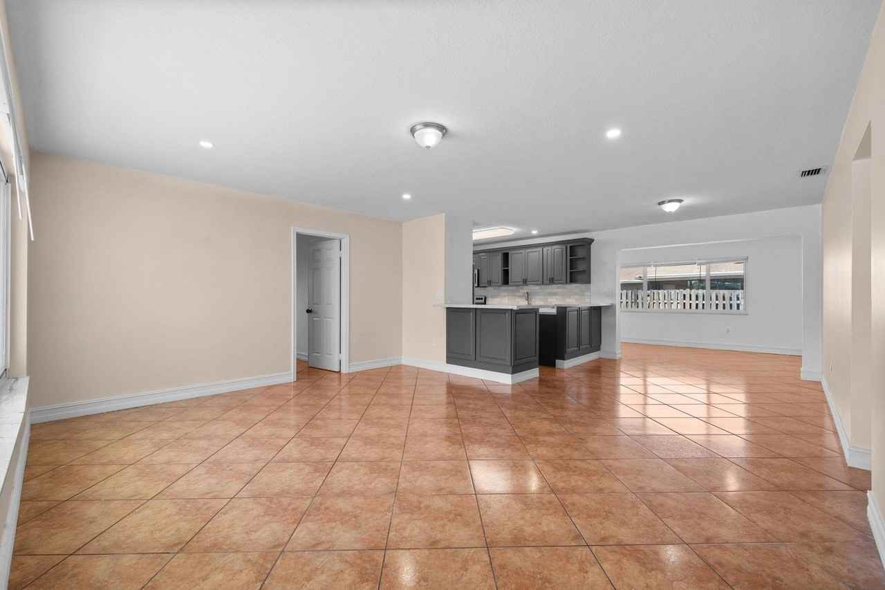 11371 Nw 40th Pl - Photo 5 of 29