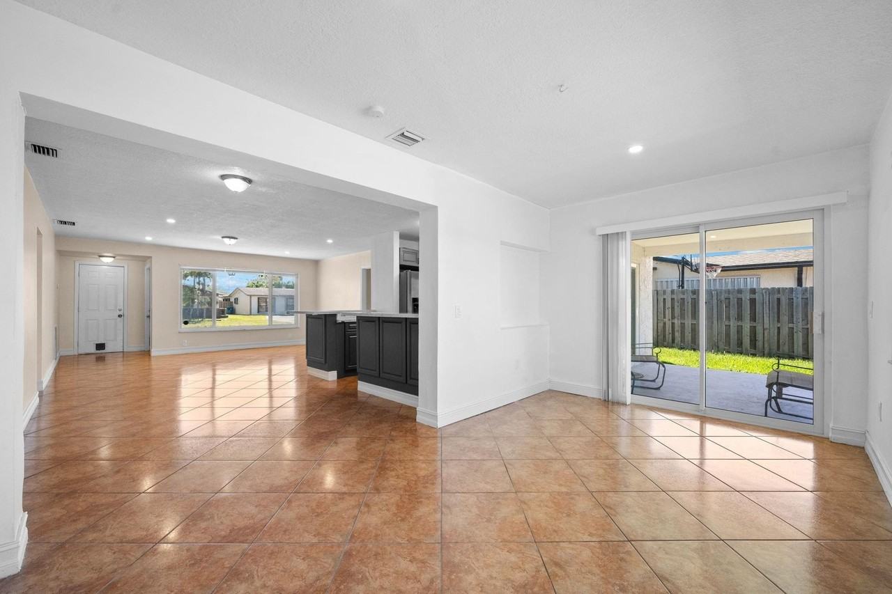 11371 Nw 40th Pl - Photo 6 of 29