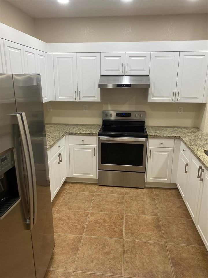 6300 Landings Way - Photo 3 of 24