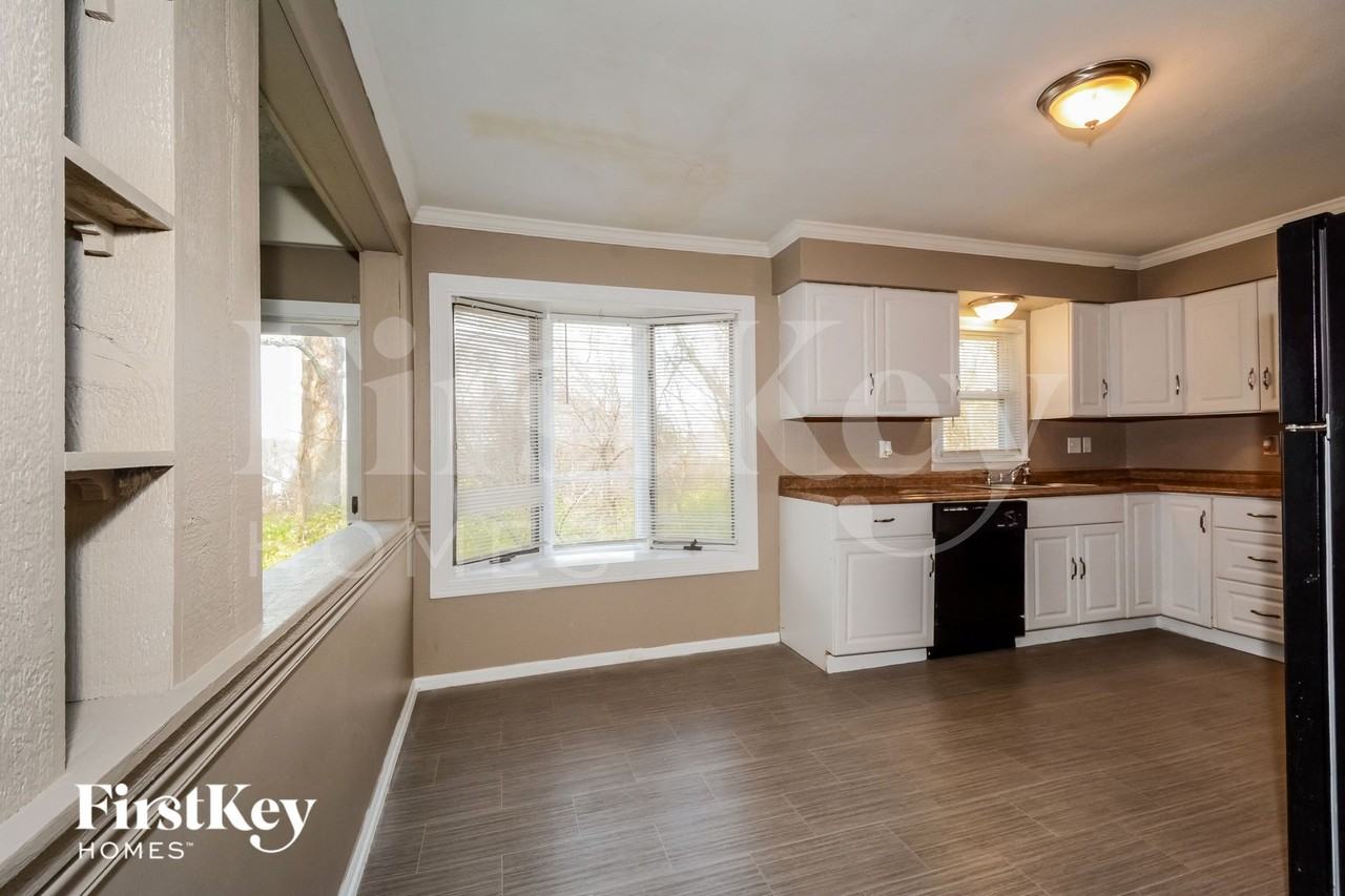 5415 Parker Rd - Photo 4 of 15