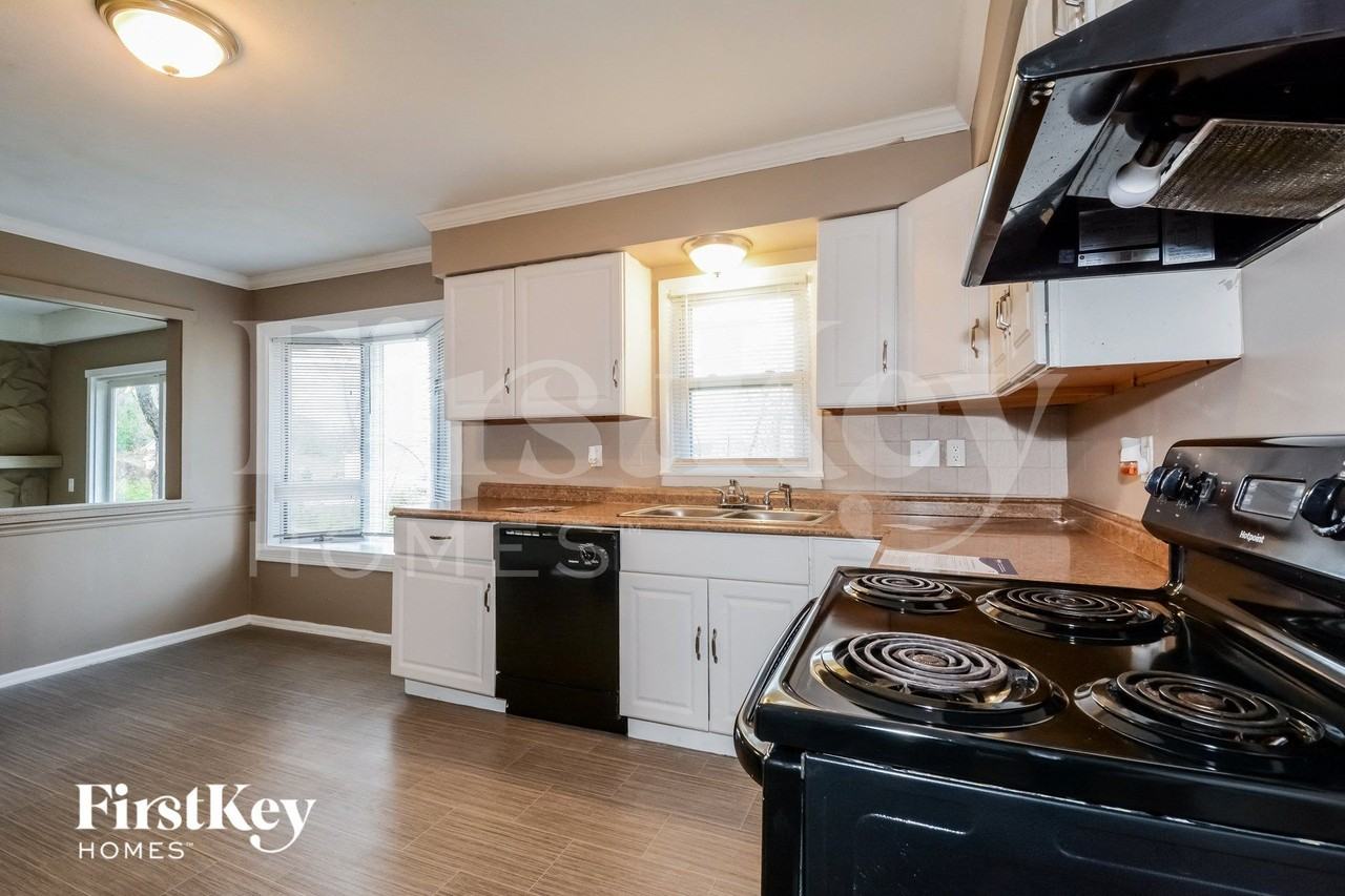 5415 Parker Rd - Photo 6 of 15