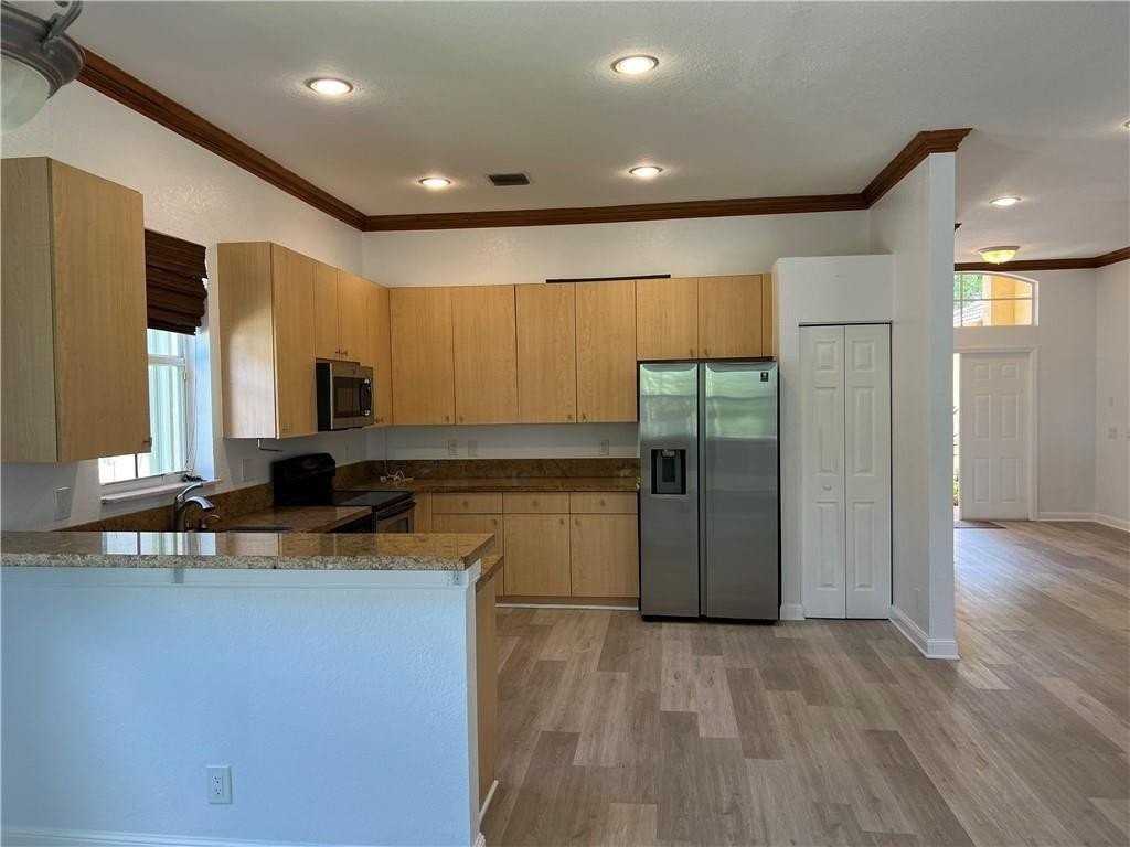 1002 Lavender Cir - Photo 3 of 11