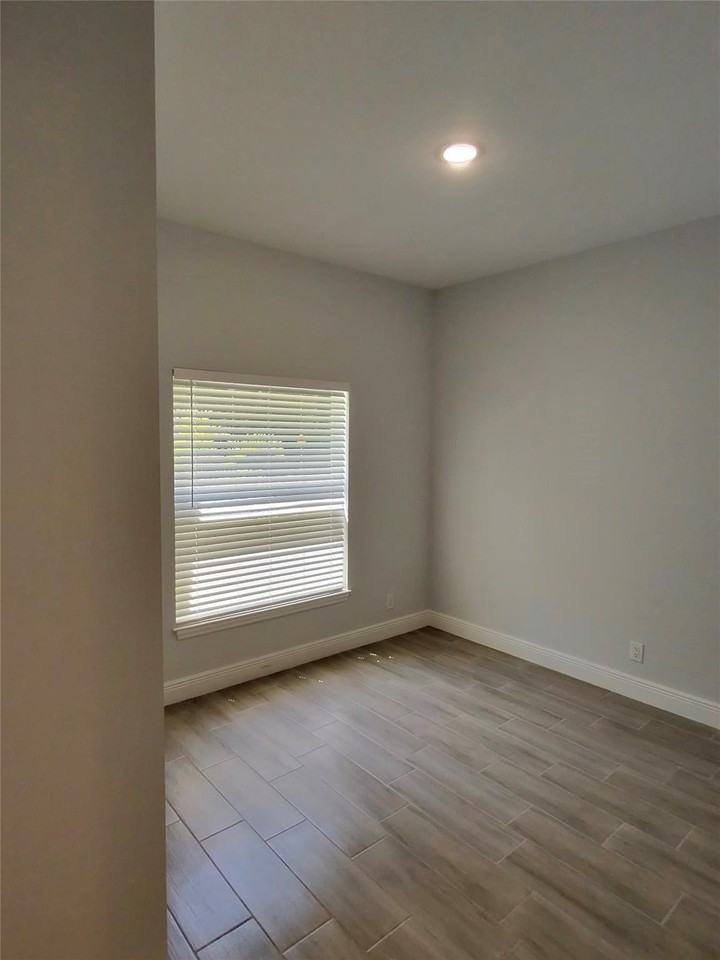 2580 15th St - Photo 3 of 6