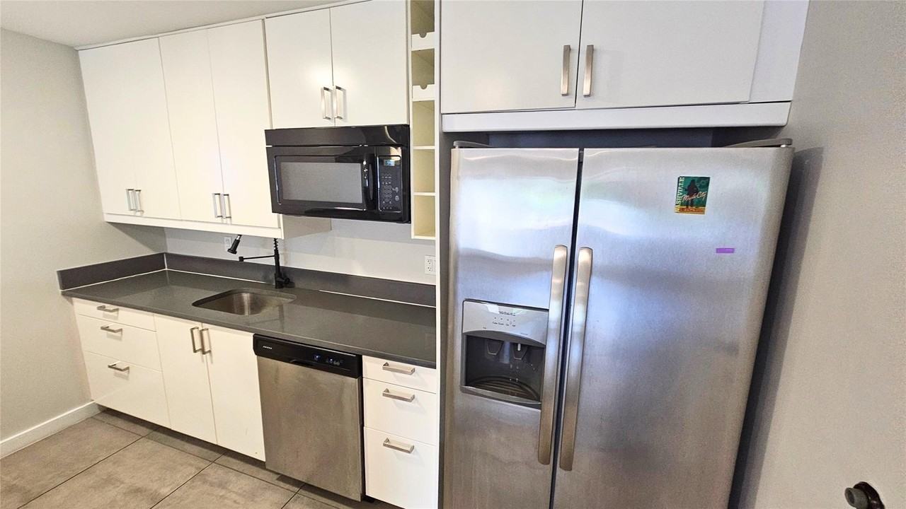 200 Nw 25th St Apt 8 - Photo 3 of 11