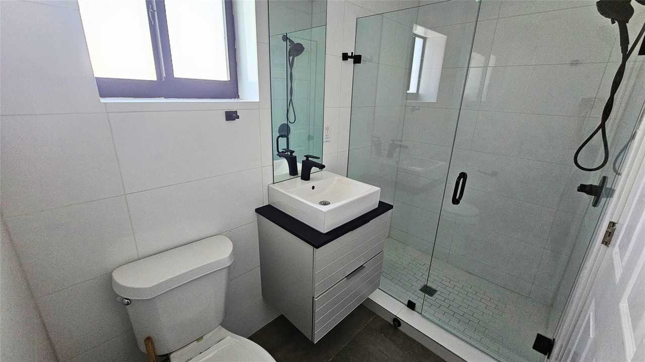 200 Nw 25th St Apt 8 - Photo 7 of 11