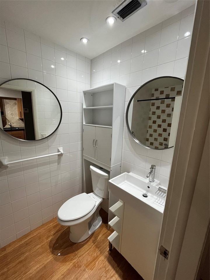 713 Se 18th St #2 - Photo 2 of 6