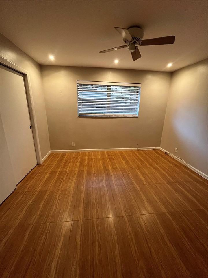 713 Se 18th St #2 - Photo 3 of 6