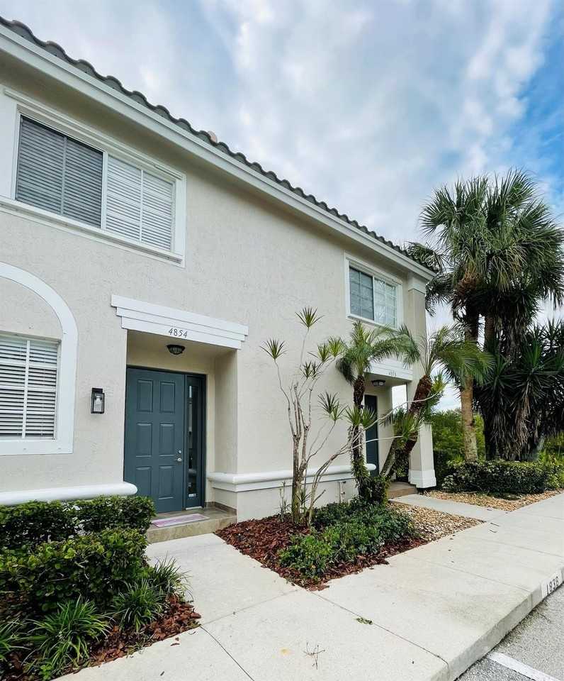 4854 Nw 58th Mnr - Photo 2 of 33