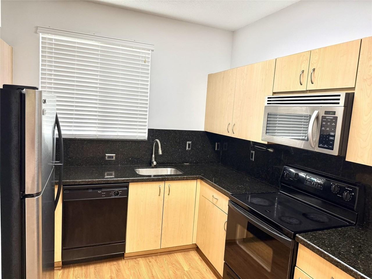 4854 Nw 58th Mnr - Photo 7 of 33