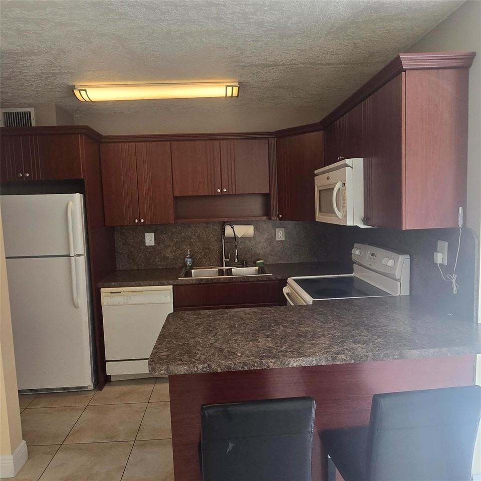 3680 Sw 59th Ave Unit 8 - Photo 5 of 10