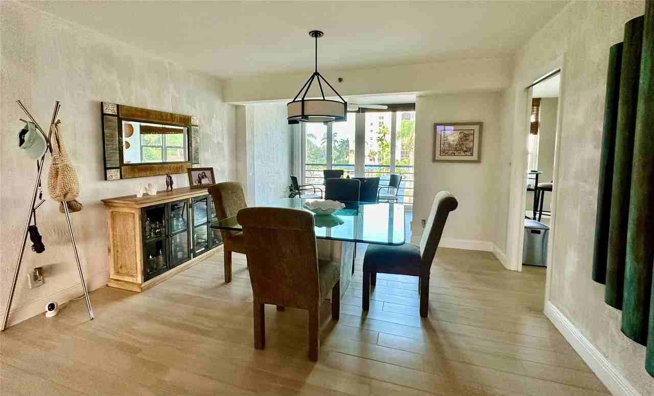 7582 Regency Lake Dr Apt 301 - Photo 5 of 20