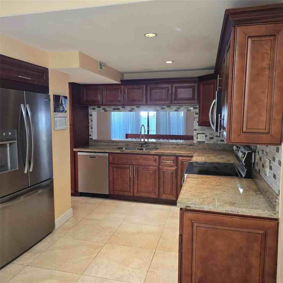 626 Ne 195th St #626 - Photo 2 of 14