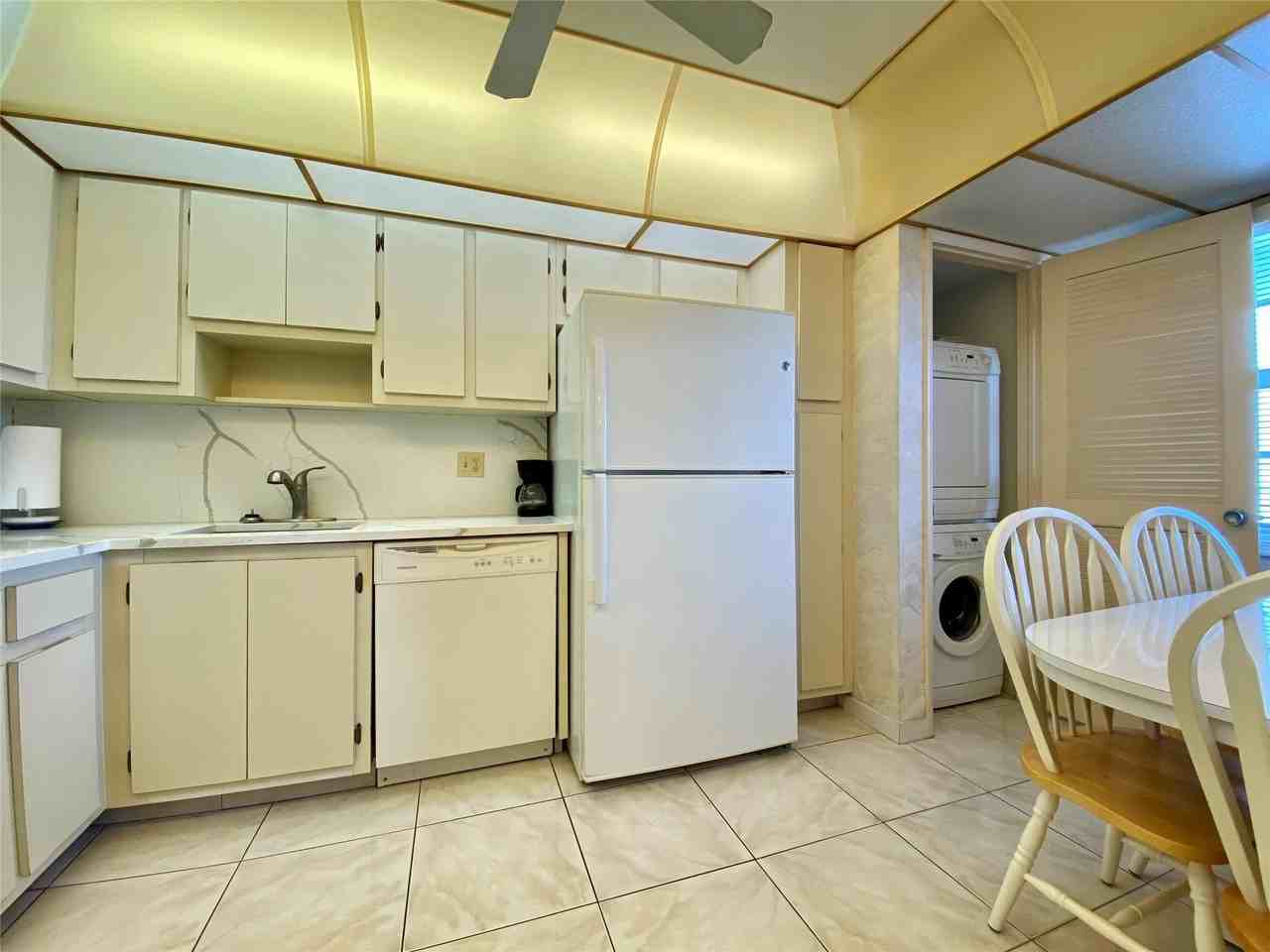 4015 W Palm Aire Dr Apt 805 - Photo 4 of 25