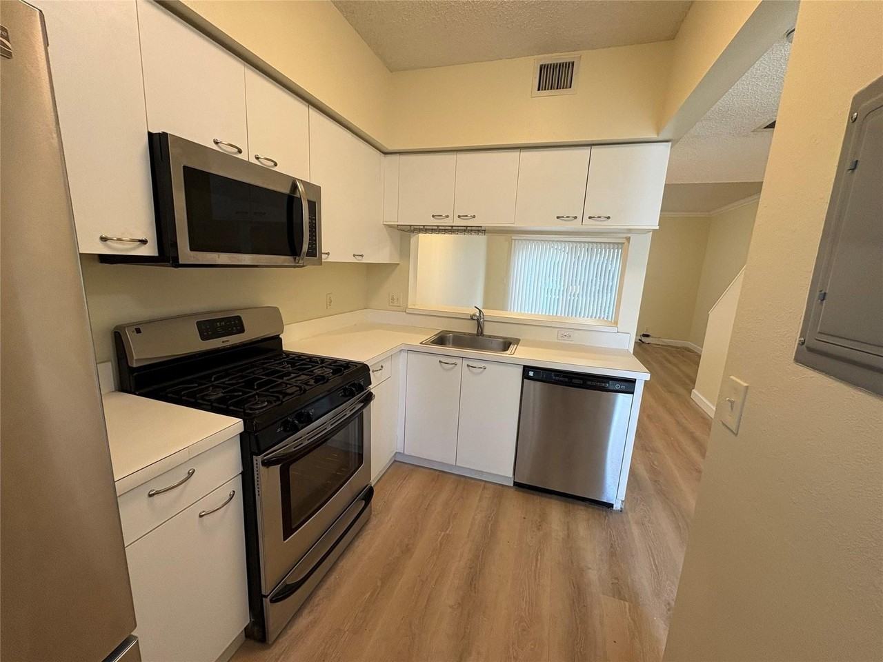 7835 Dixie Beach Cir Unit 7835 - Photo 4 of 10