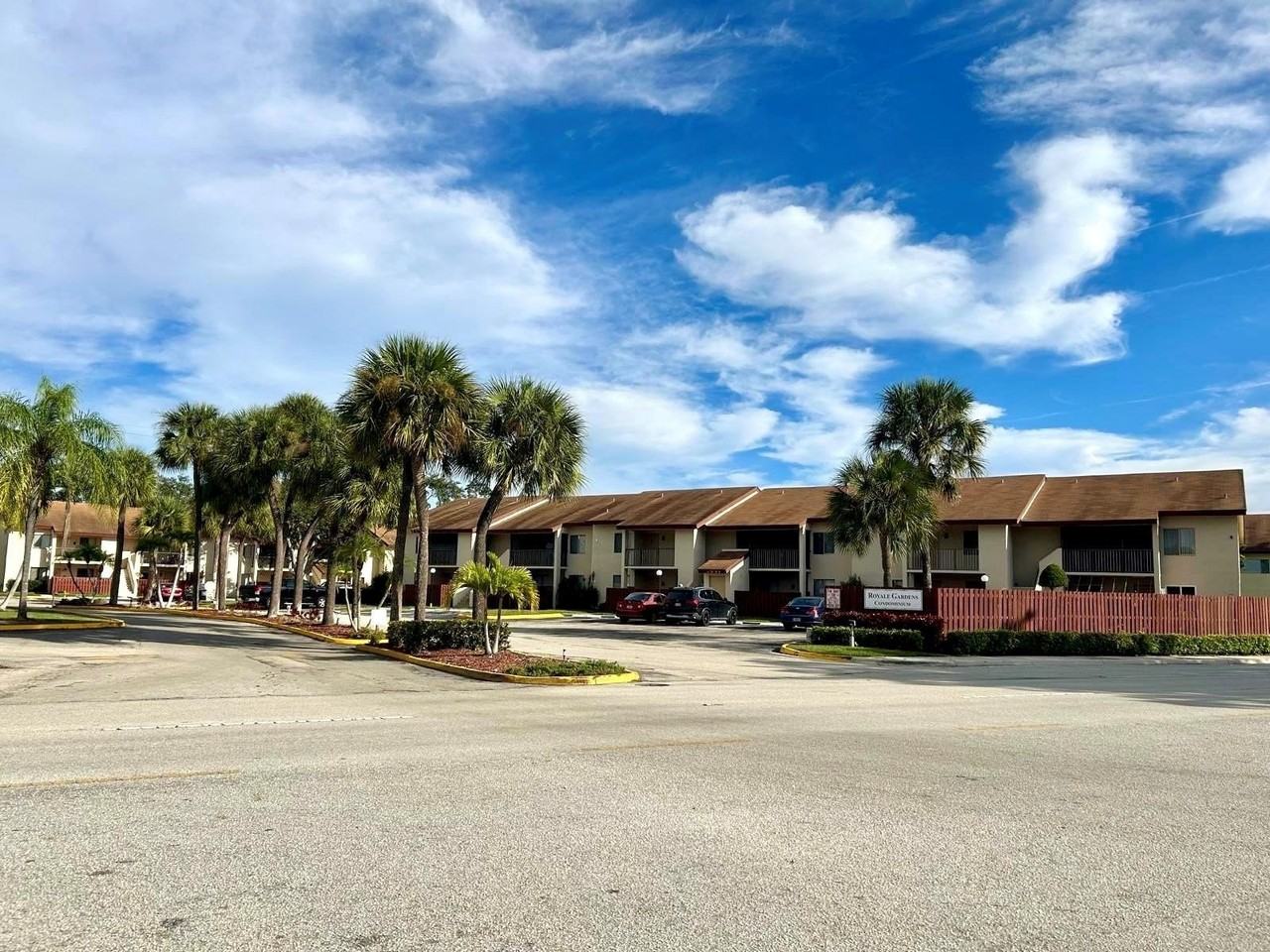 7931 Southgate Blvd Apt E8 - Photo 2 of 23