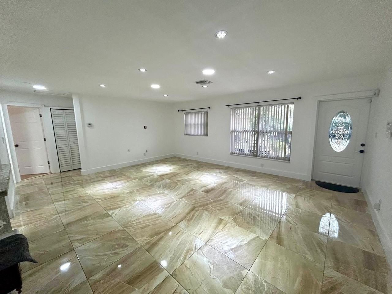 2441 Nw 13th St - Photo 5 of 33