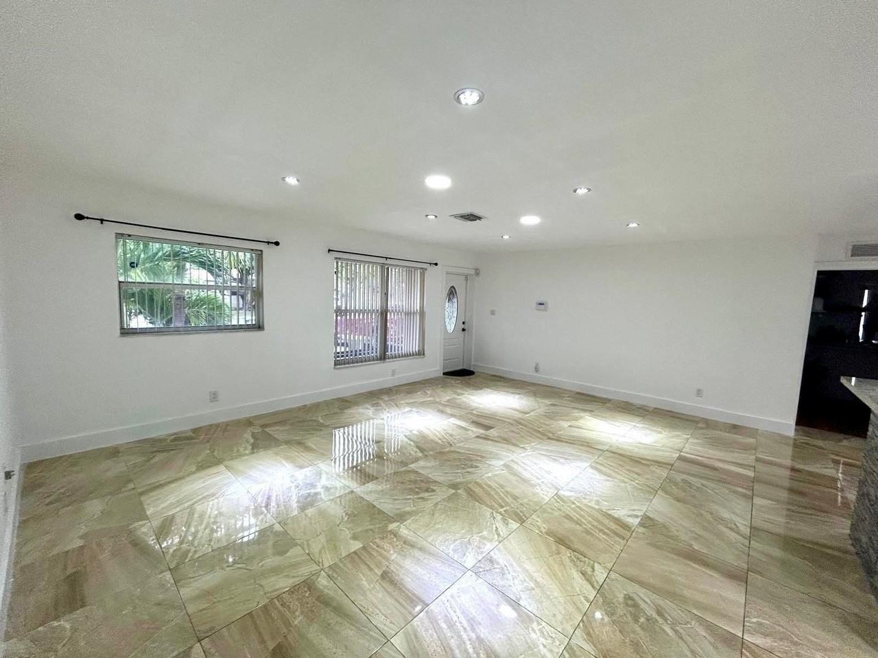 2441 Nw 13th St - Photo 6 of 33