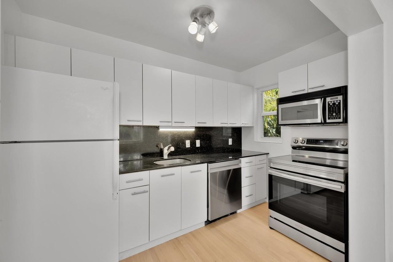 1108 Ne 2nd St - Photo 3 of 47