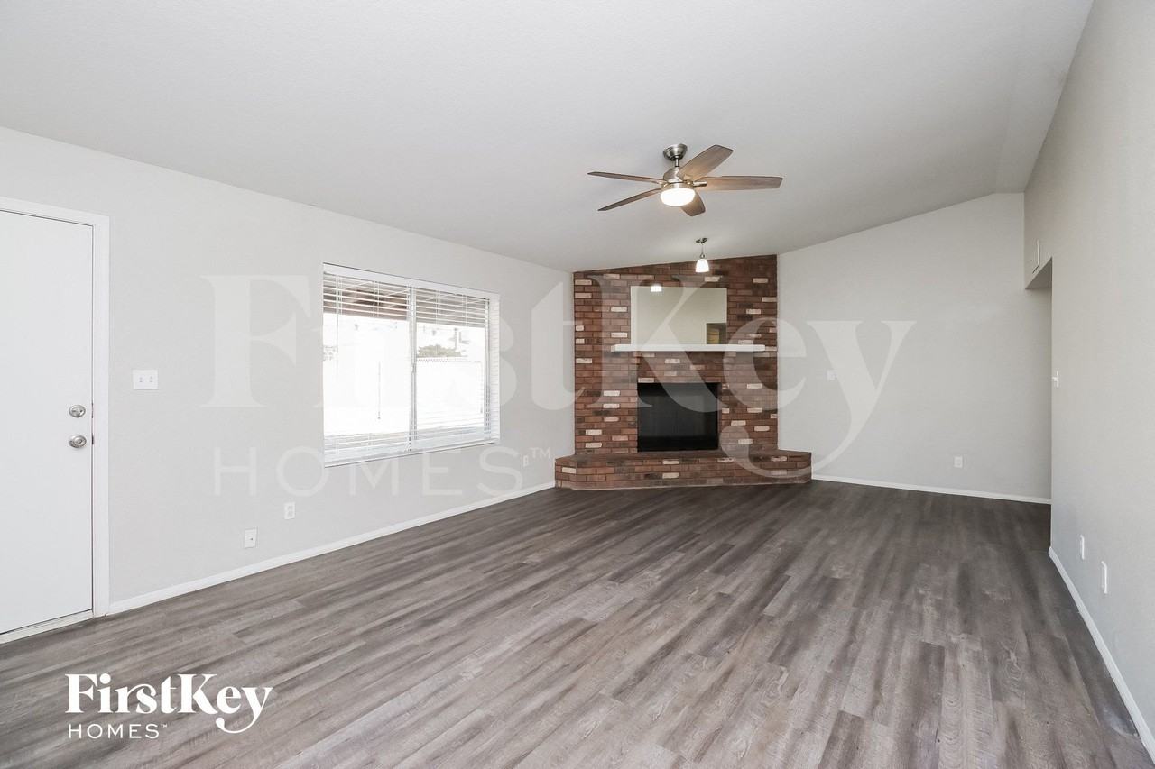 3928 E Garnet Cir - Photo 3 of 15