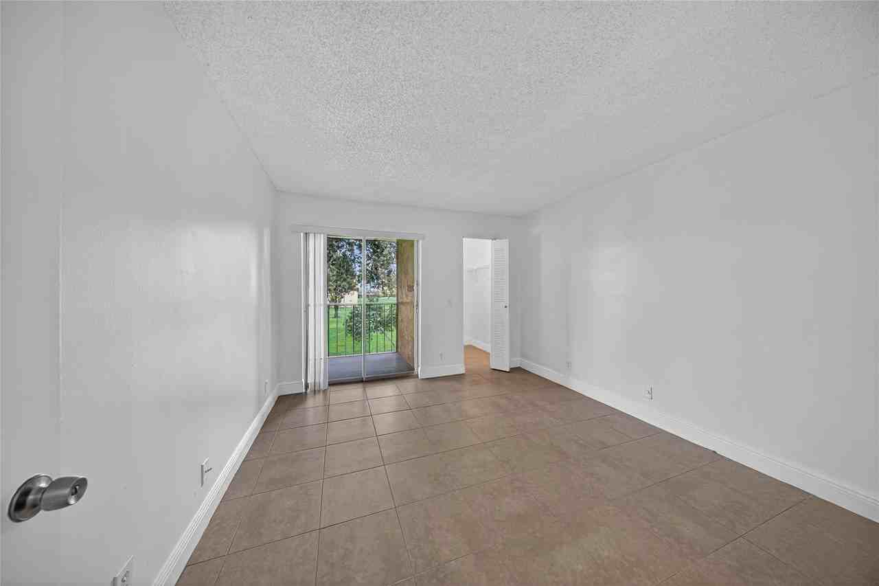 913 Meadows Cir Unit 913 - Photo 7 of 41