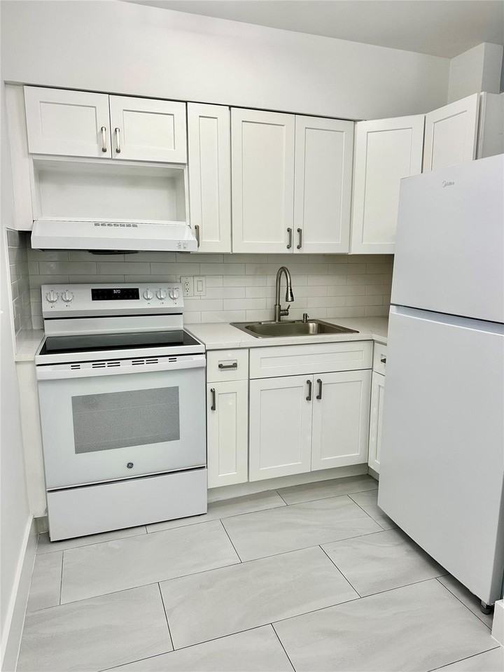 1440 Ne 50th Ct Apt 3 - Photo 3 of 12