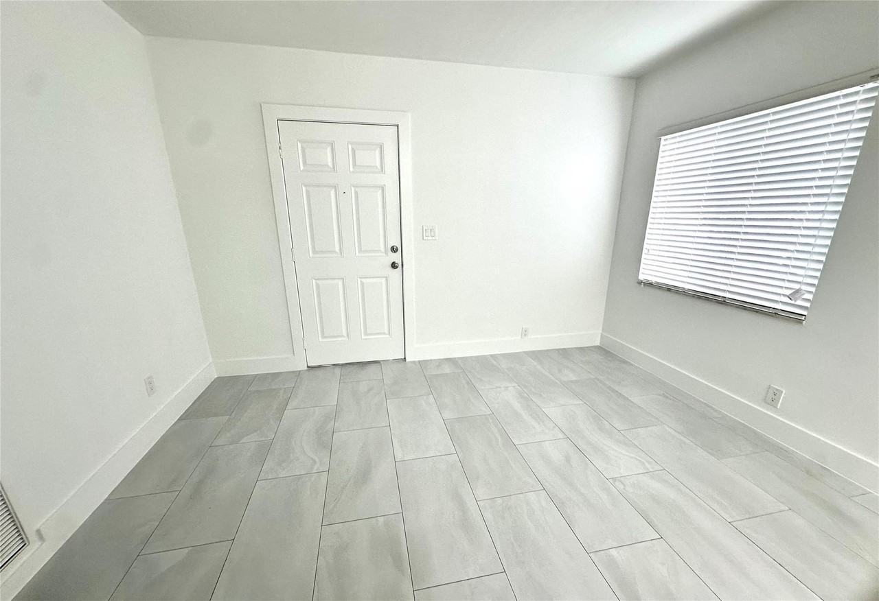 1440 Ne 50th Ct Apt 3 - Photo 5 of 12