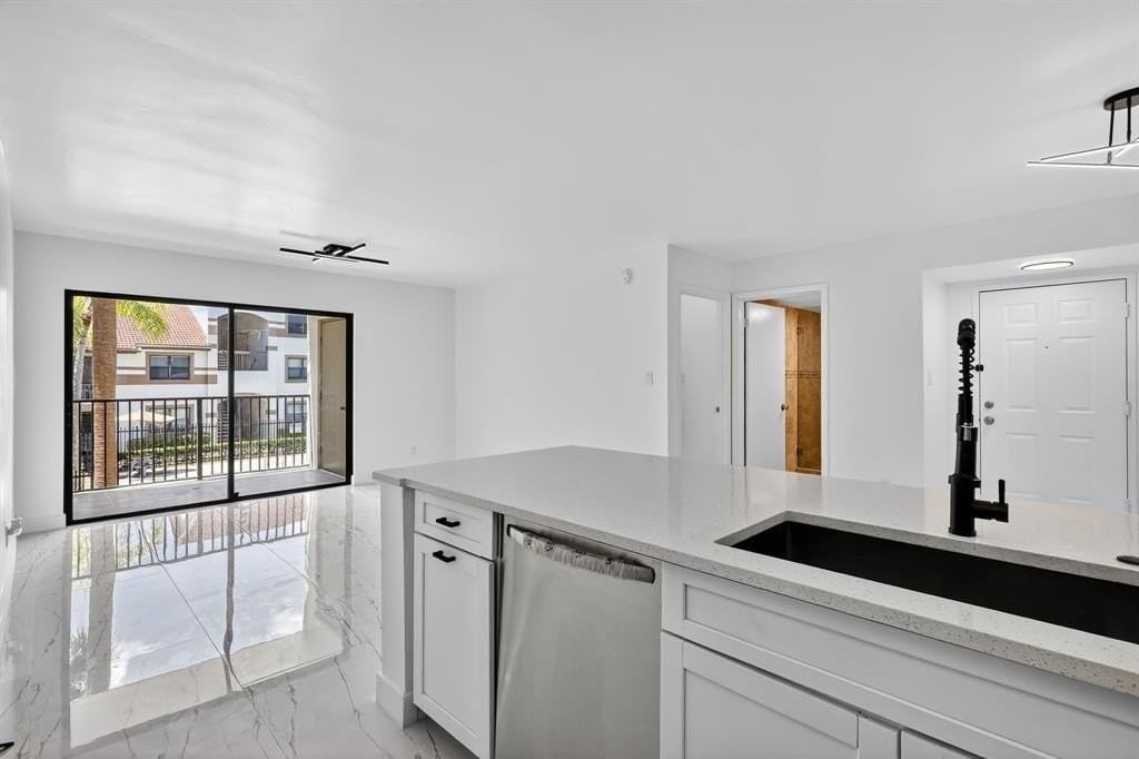 560 S Park Rd Apt 726 - Photo 4 of 25