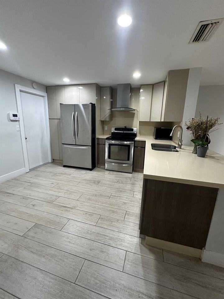 1394 Barcelona Way - Photo 3 of 23