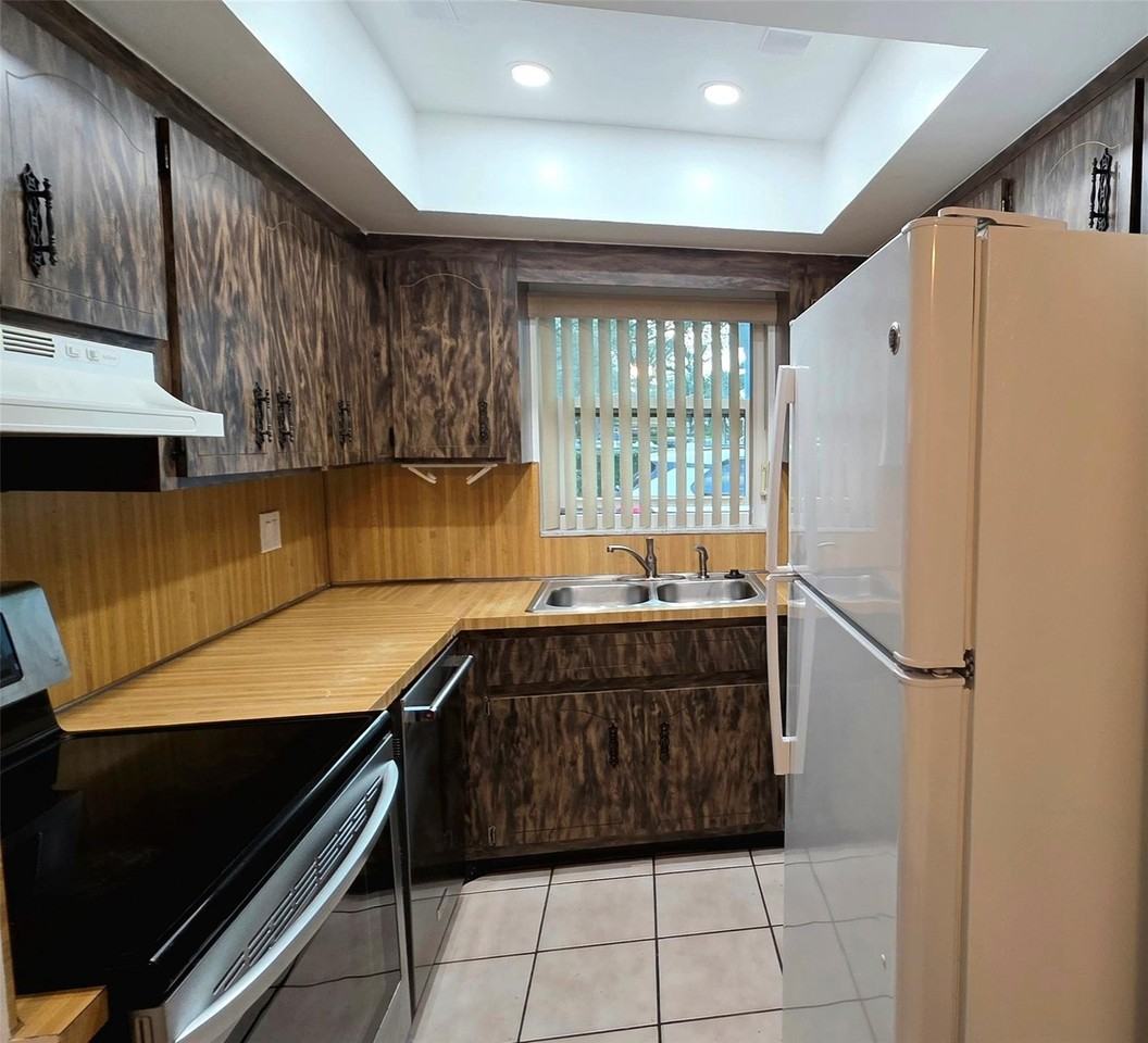 10571 Nw 45th St - Photo 2 of 23