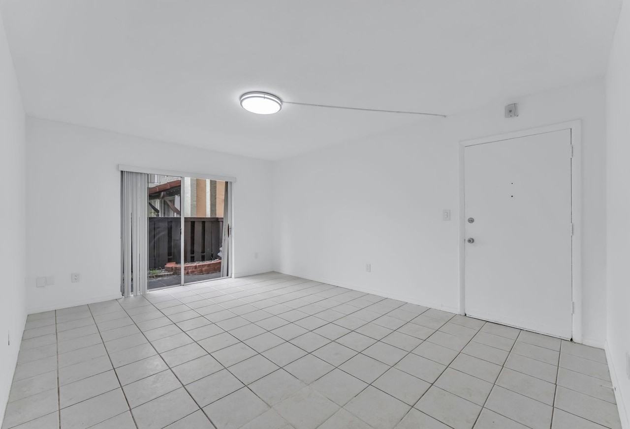 10790 N Kendall Dr Apt C15 - Photo 3 of 20