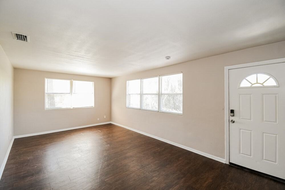 908 Deerwood Cir S - Photo 3 of 16