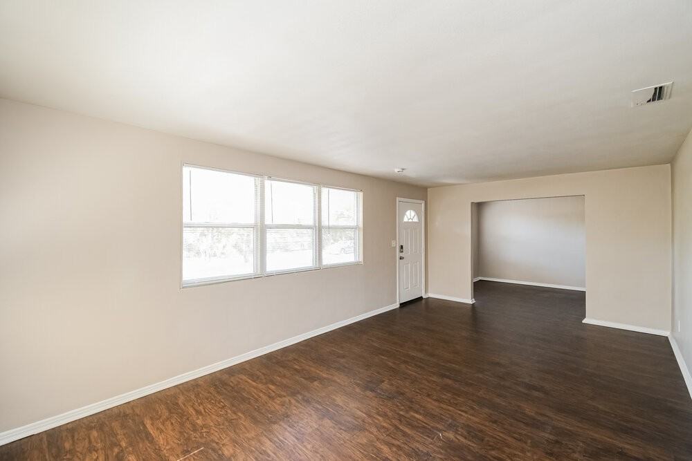 908 Deerwood Cir S - Photo 4 of 16