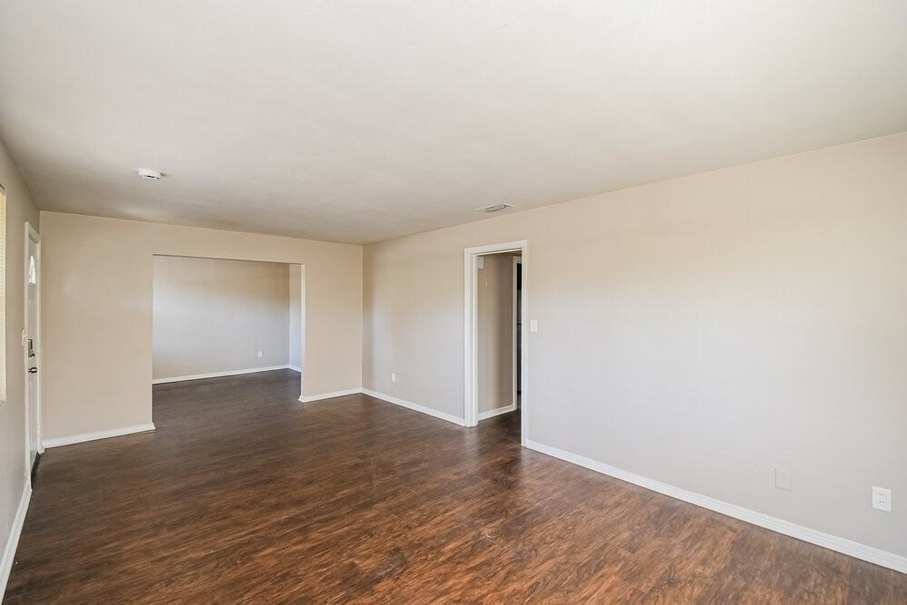 908 Deerwood Cir S - Photo 5 of 16