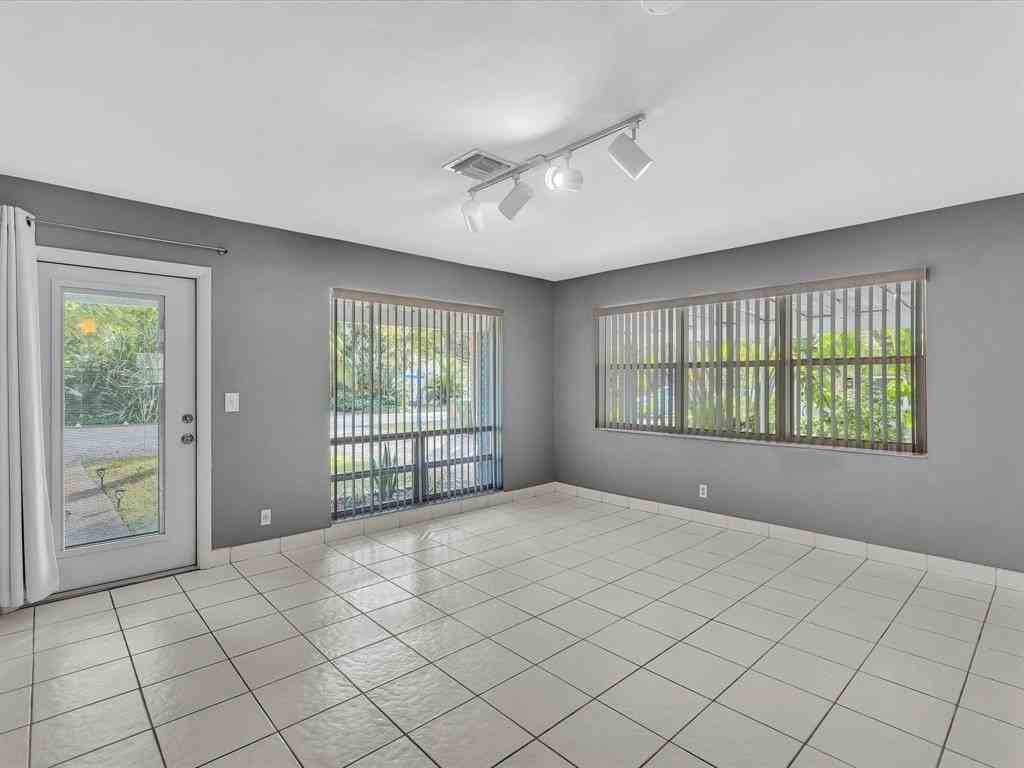 141 Ne 30th Ct - Photo 6 of 19