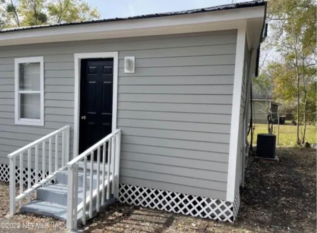 1607 Logan St - Photo 2 of 10