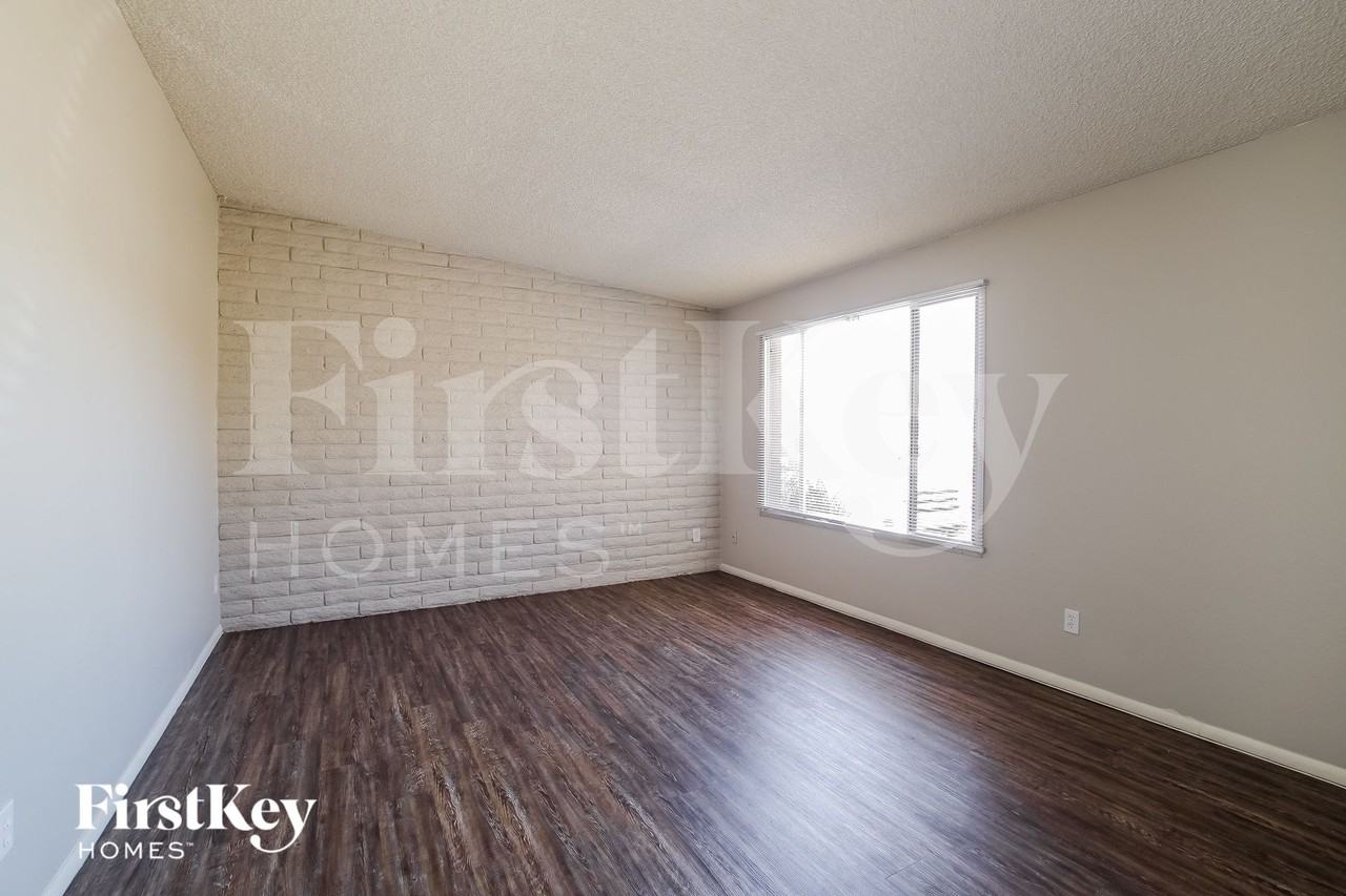 3341 W Desert Cove Ave - Photo 4 of 15