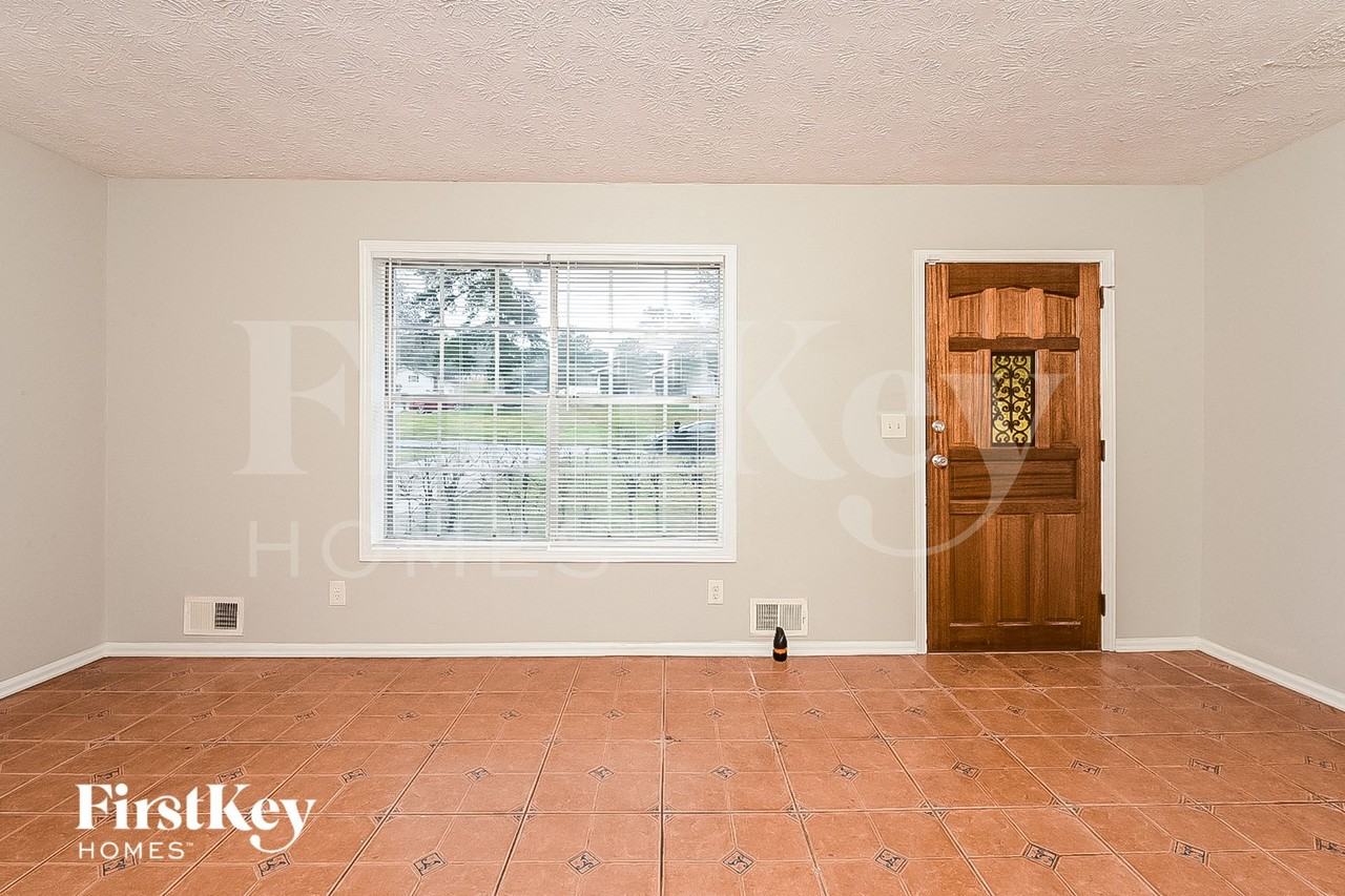 3327 Creekwood Dr - Photo 2 of 14