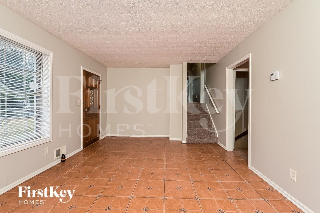 3327 Creekwood Dr - Photo 3 of 14